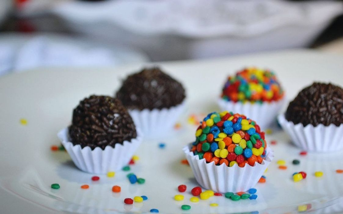 Una caja de bombones de chocolate artesanal sobre la mesa